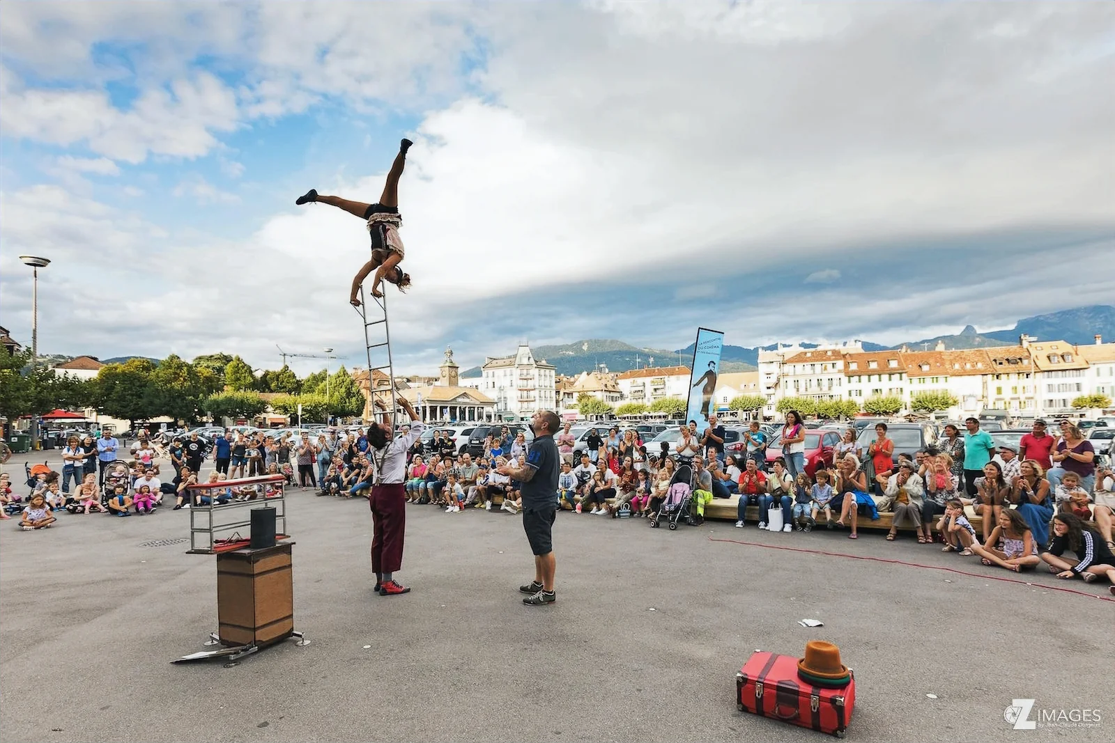 Actuación de Simpania ante un público numeroso al aire libre